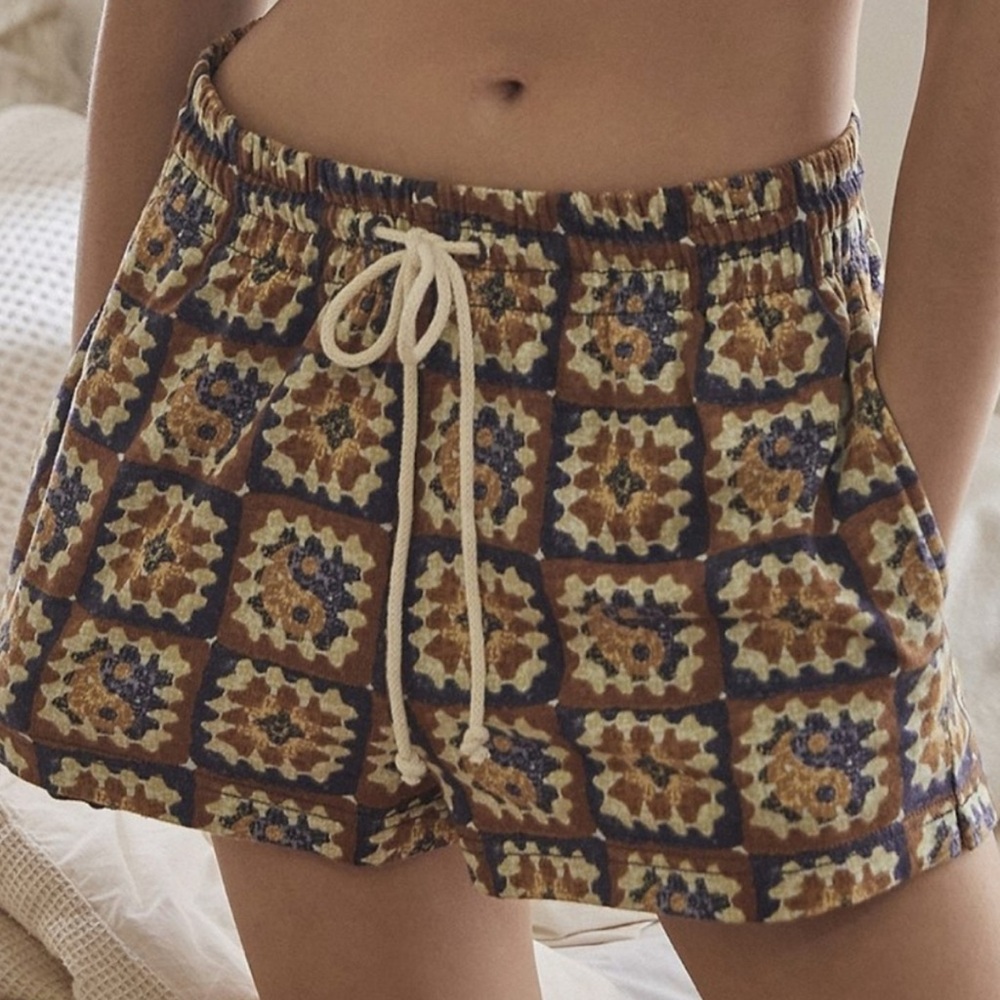 UO geometric Ying yang print sawyer loose shorts